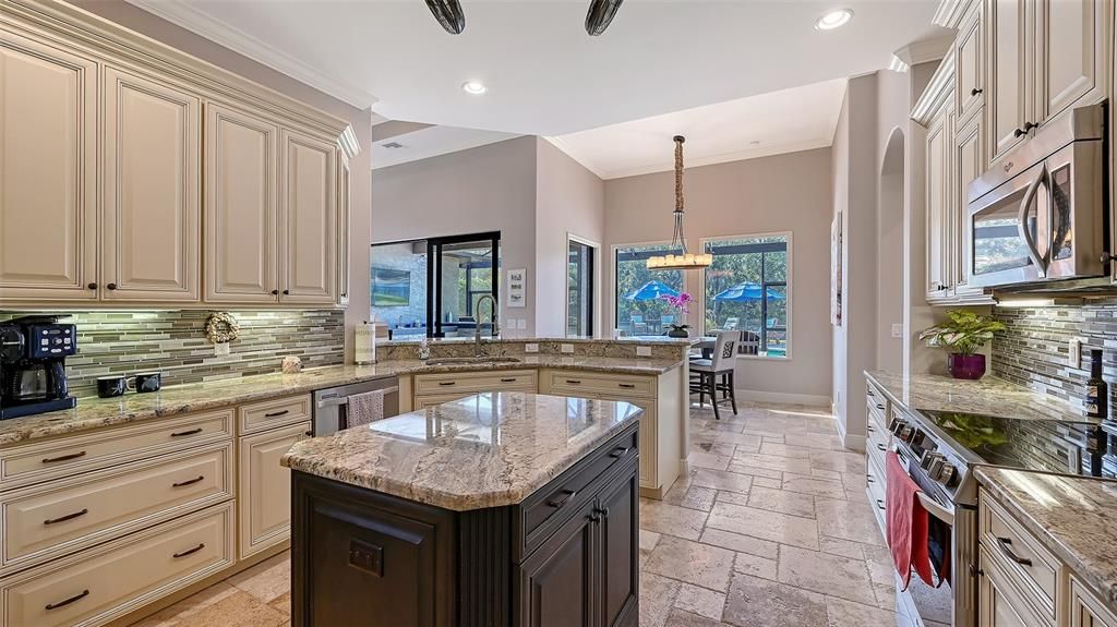 На продажу: $875,000 (4 спален, 2 ванн, 2565 Квадратных фут)