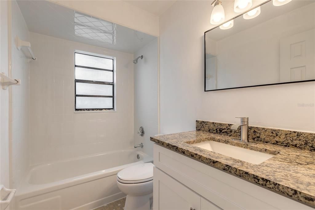 На продажу: $279,900 (2 спален, 2 ванн, 1019 Квадратных фут)