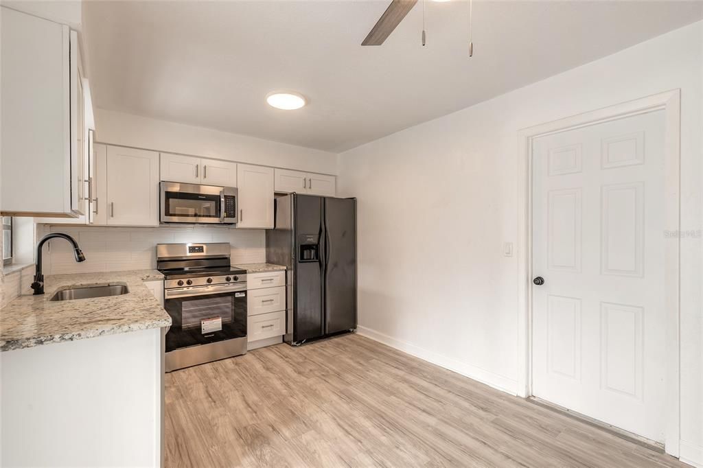 На продажу: $279,900 (2 спален, 2 ванн, 1019 Квадратных фут)