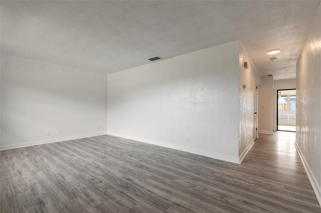 На продажу: $279,900 (2 спален, 2 ванн, 1019 Квадратных фут)