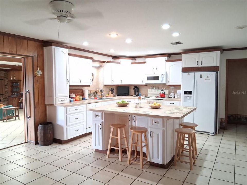 For Sale: $449,000 (4 beds, 2 baths, 2512 Square Feet)