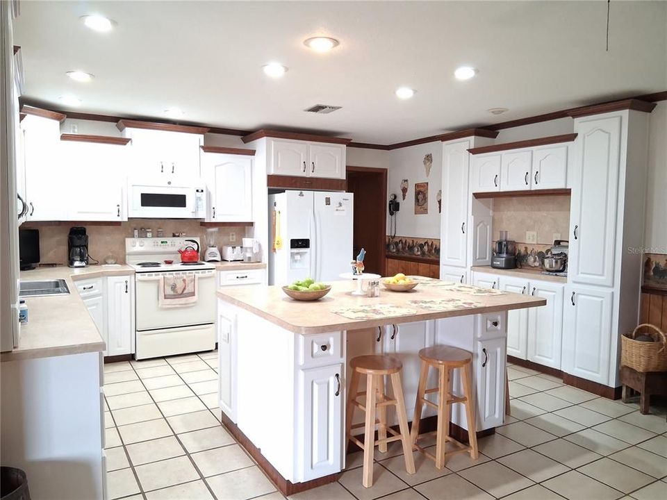 For Sale: $449,000 (4 beds, 2 baths, 2512 Square Feet)