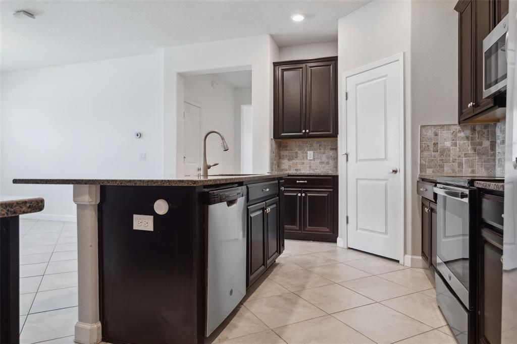 В аренду: $2,850 (4 спален, 3 ванн, 2040 Квадратных фут)