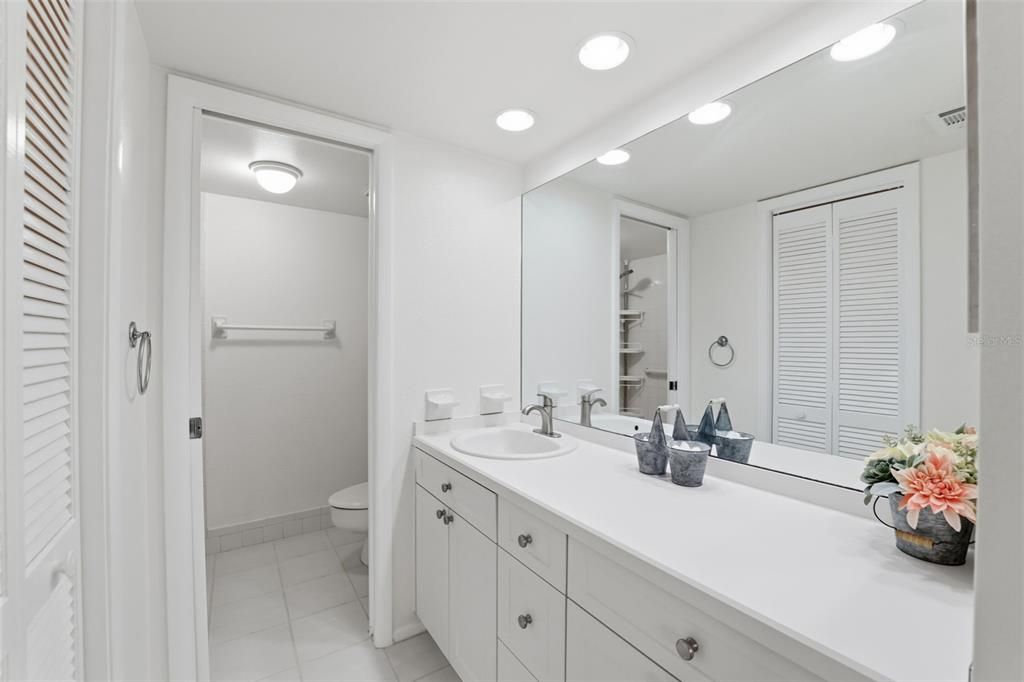 For Sale: $200,000 (2 beds, 2 baths, 1094 Square Feet)