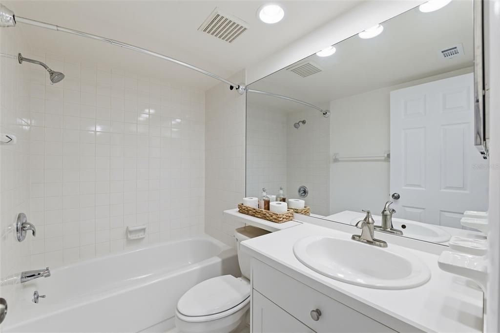 For Sale: $200,000 (2 beds, 2 baths, 1094 Square Feet)