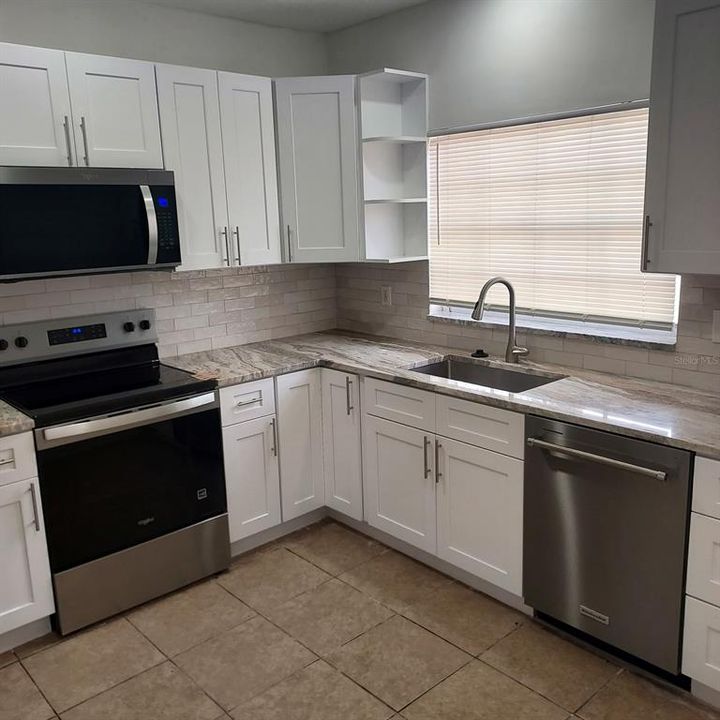 出租: $2,100 (3 贝兹, 1 浴室, 1448 平方英尺)