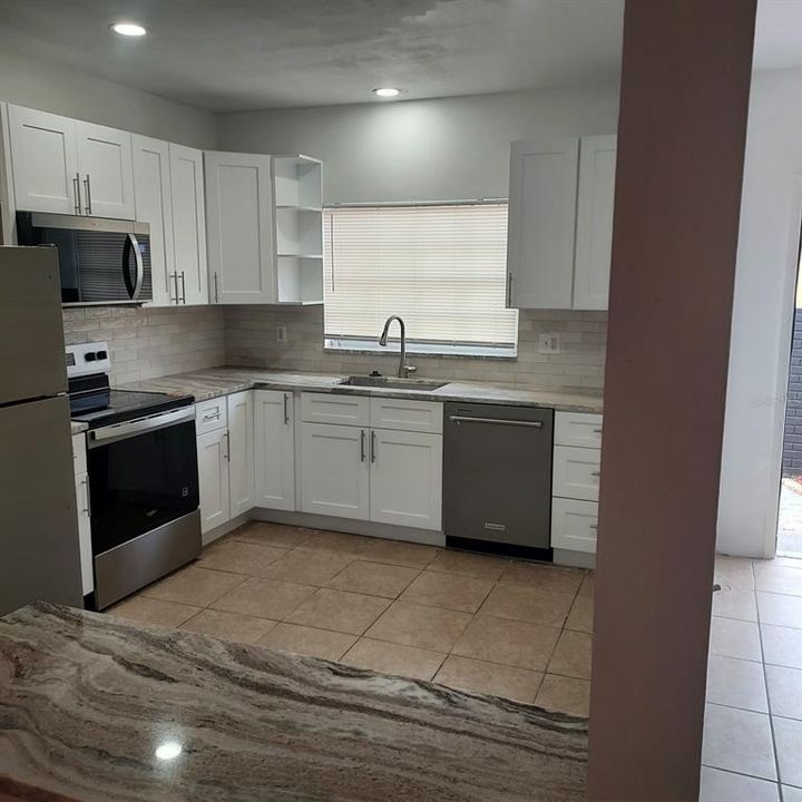 出租: $2,100 (3 贝兹, 1 浴室, 1448 平方英尺)