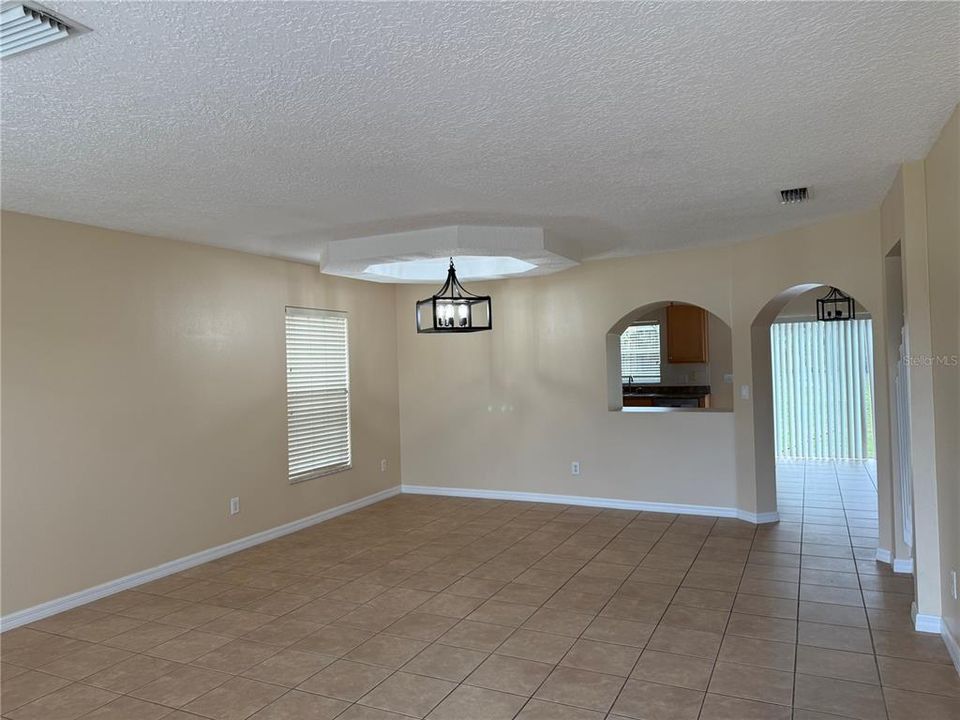 En Renta: $2,500 (4 camas, 2 baños, 2630 Pies cuadrados)