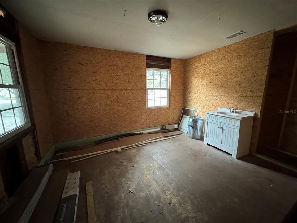 На продажу: $75,000 (3 спален, 1 ванн, 1356 Квадратных фут)