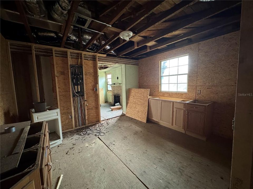 На продажу: $75,000 (3 спален, 1 ванн, 1356 Квадратных фут)