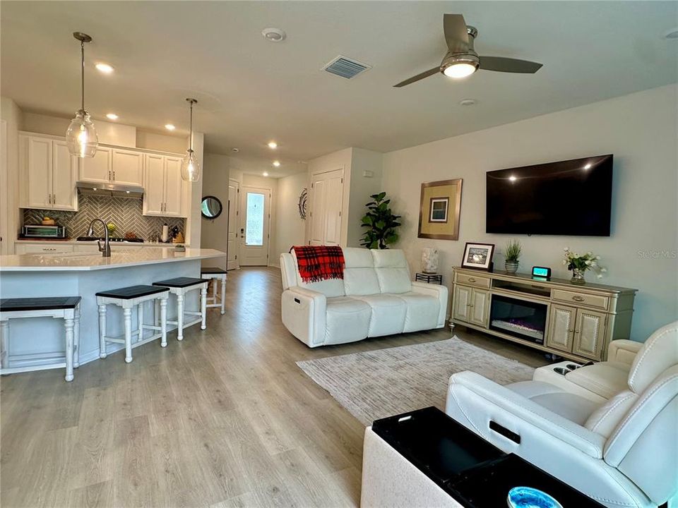 Active With Contract: $429,000 (3 beds, 2 baths, 2004 Square Feet)