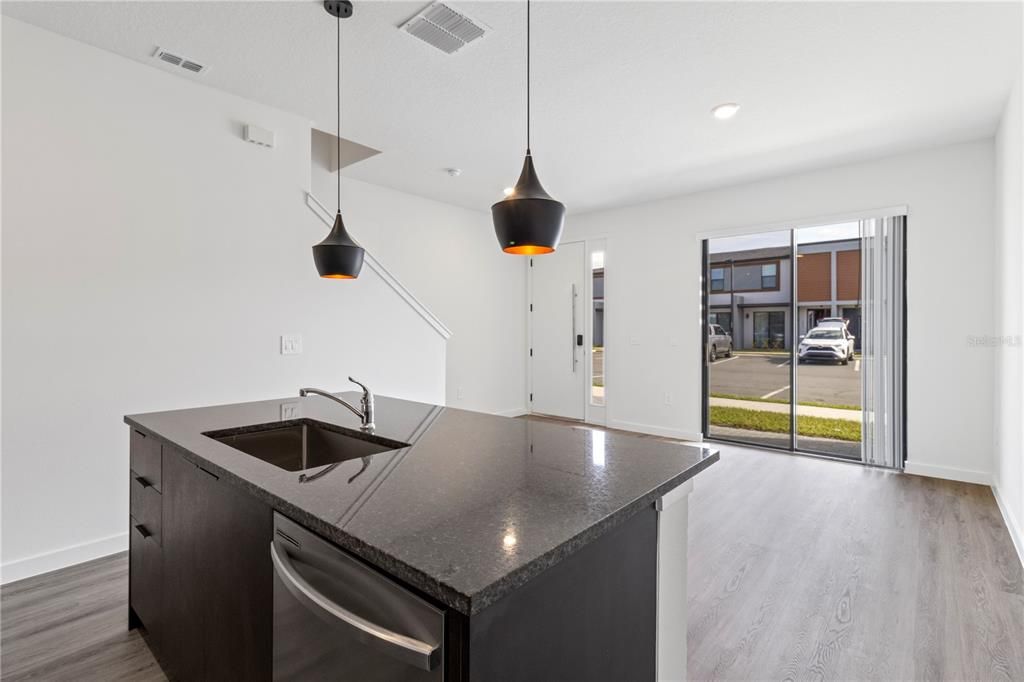 出租: $2,250 (3 贝兹, 3 浴室, 1360 平方英尺)