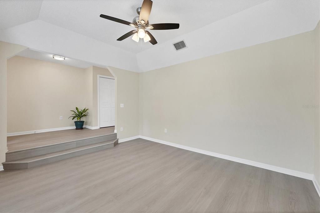 待售: $529,000 (4 贝兹, 2 浴室, 1948 平方英尺)