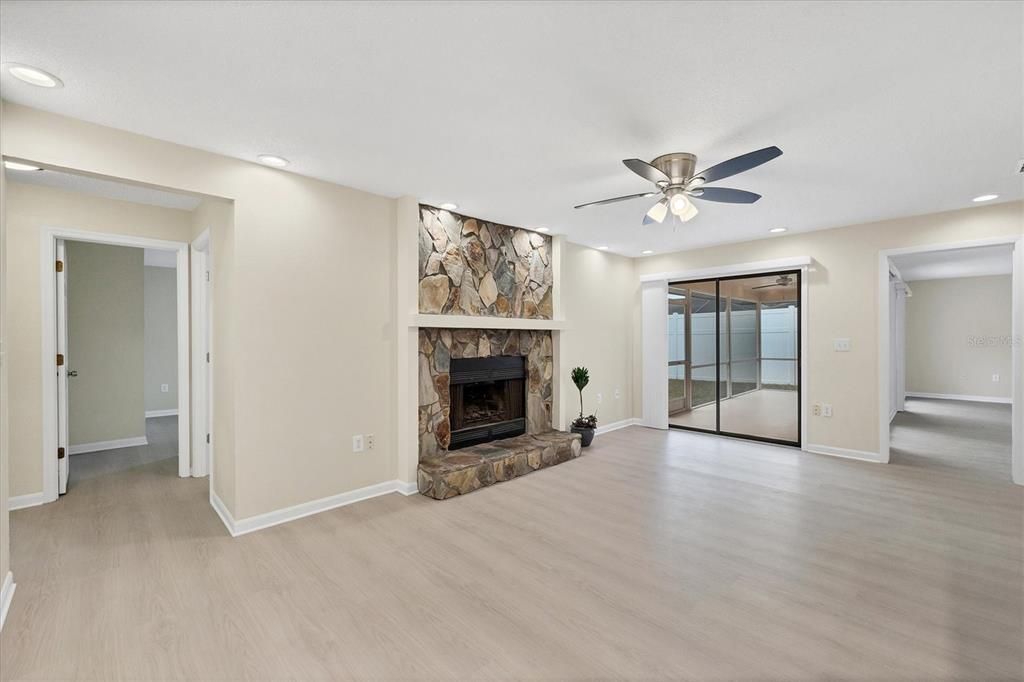 待售: $529,000 (4 贝兹, 2 浴室, 1948 平方英尺)