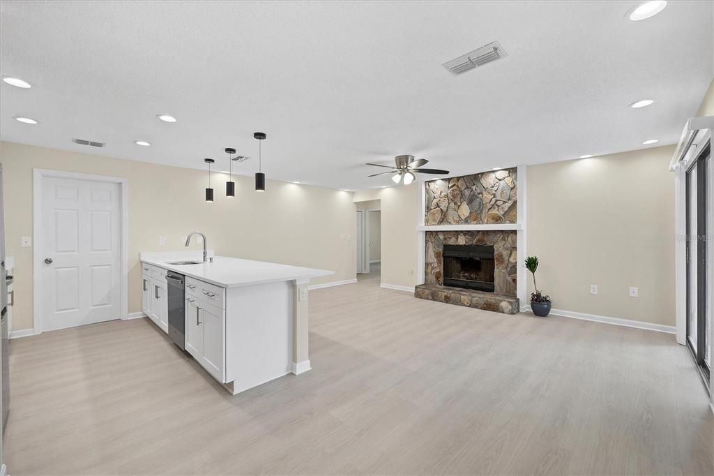 待售: $529,000 (4 贝兹, 2 浴室, 1948 平方英尺)