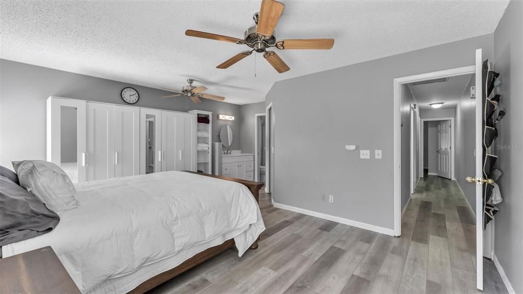 For Sale: $359,900 (3 beds, 2 baths, 1842 Square Feet)