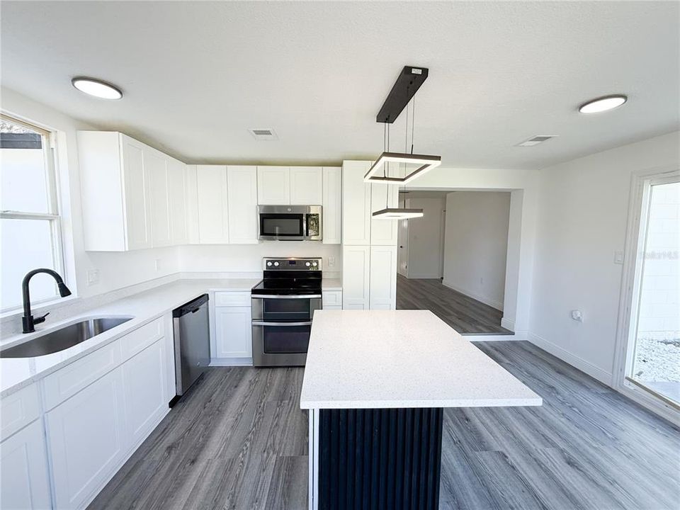 For Sale: $340,000 (3 beds, 2 baths, 1024 Square Feet)