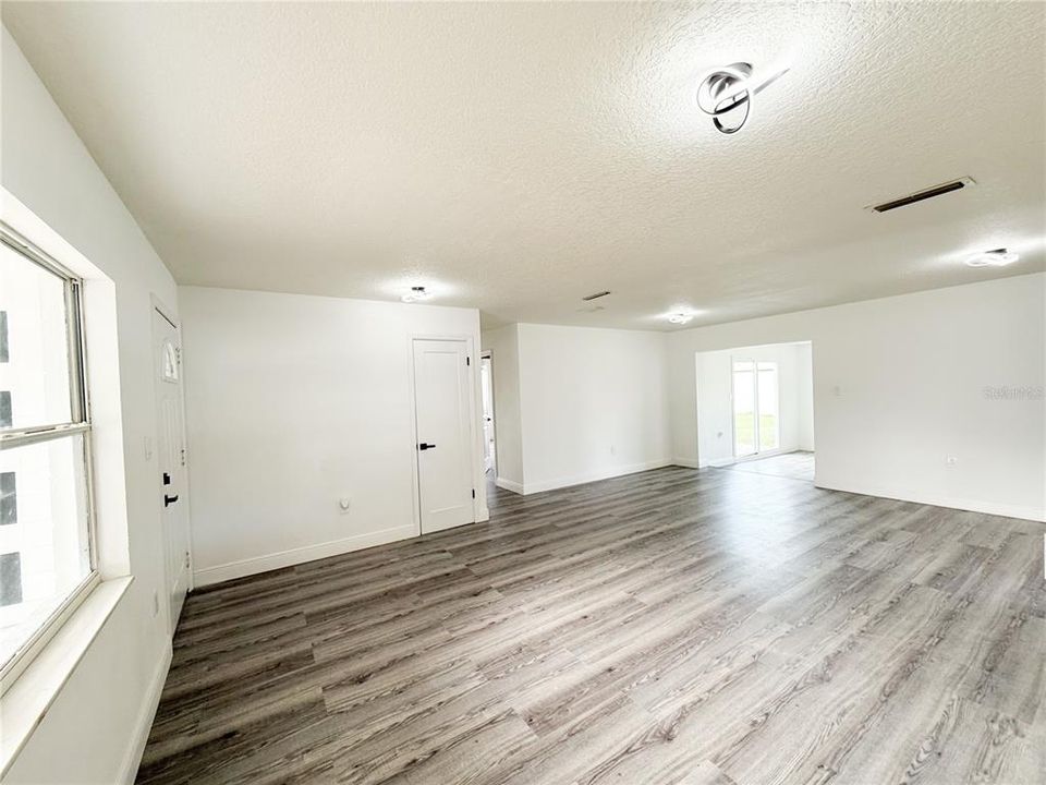 For Sale: $340,000 (3 beds, 2 baths, 1024 Square Feet)