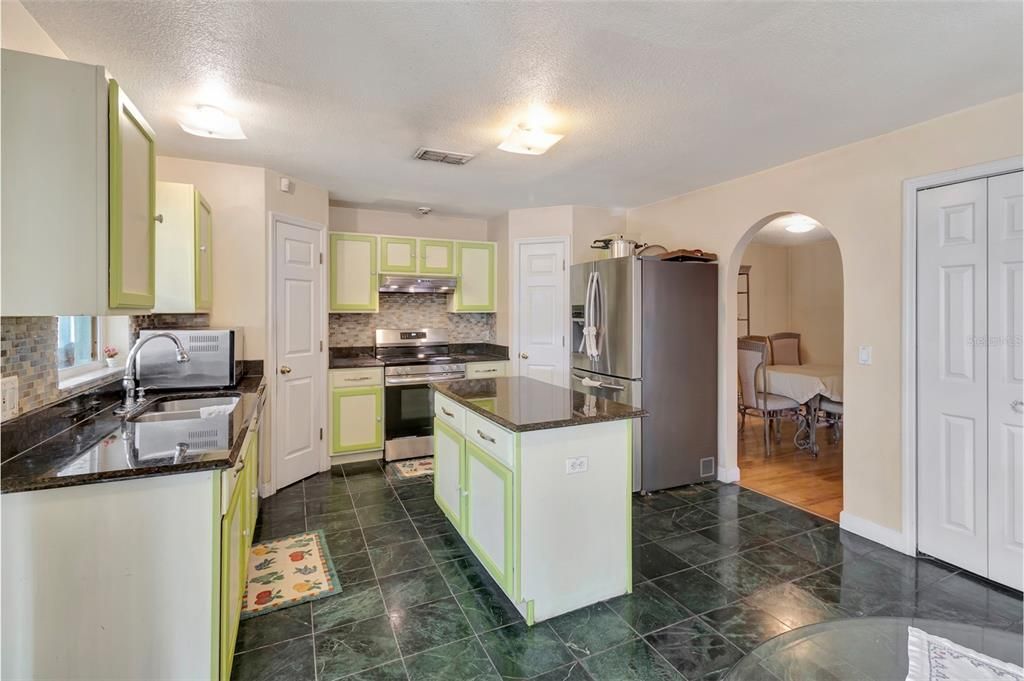 На продажу: $425,000 (4 спален, 2 ванн, 2142 Квадратных фут)