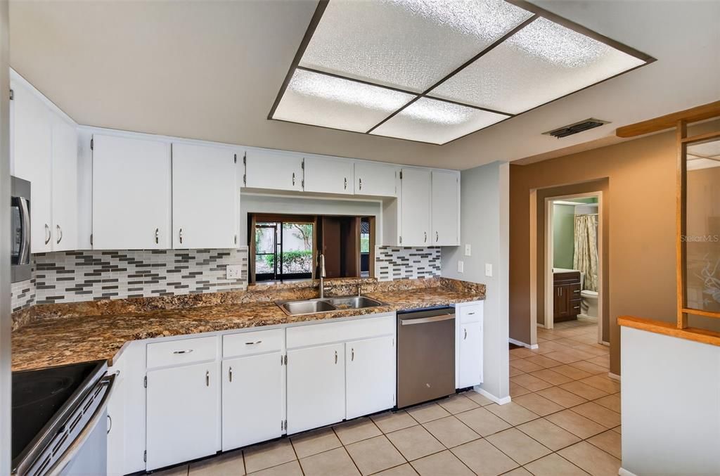 For Sale: $250,000 (2 beds, 2 baths, 1090 Square Feet)