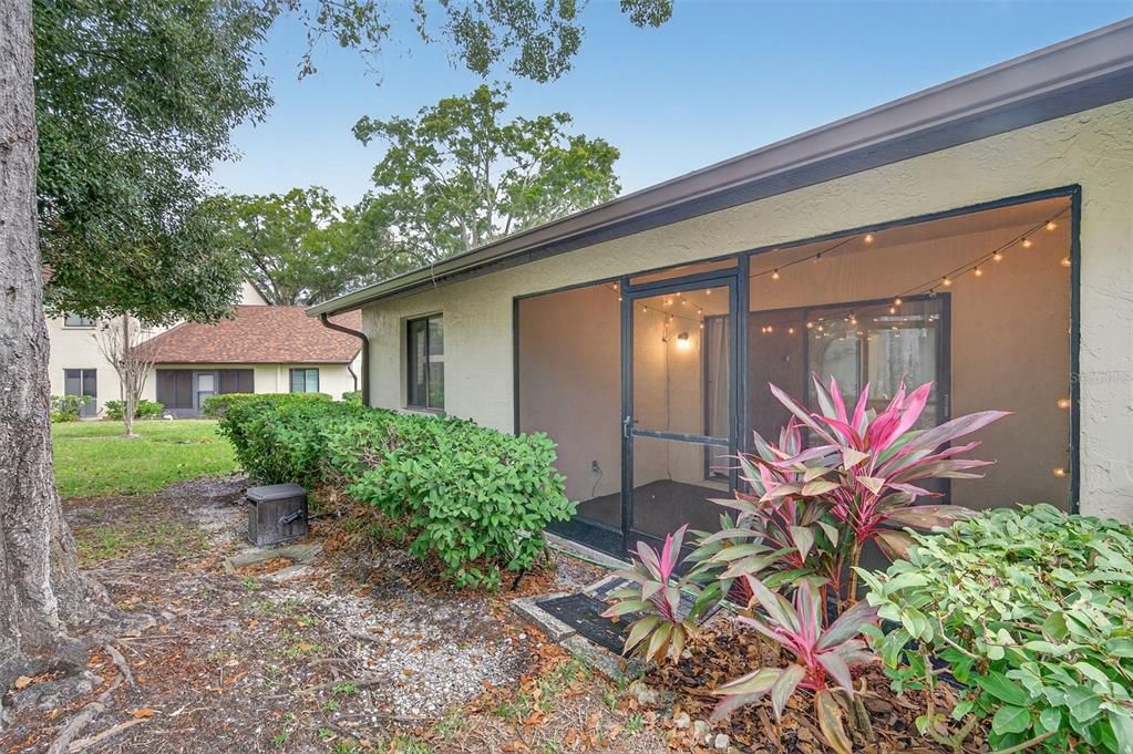 For Sale: $250,000 (2 beds, 2 baths, 1090 Square Feet)