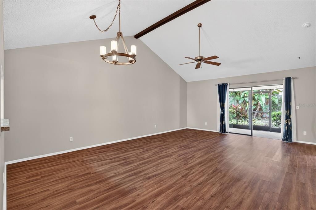 For Sale: $250,000 (2 beds, 2 baths, 1090 Square Feet)