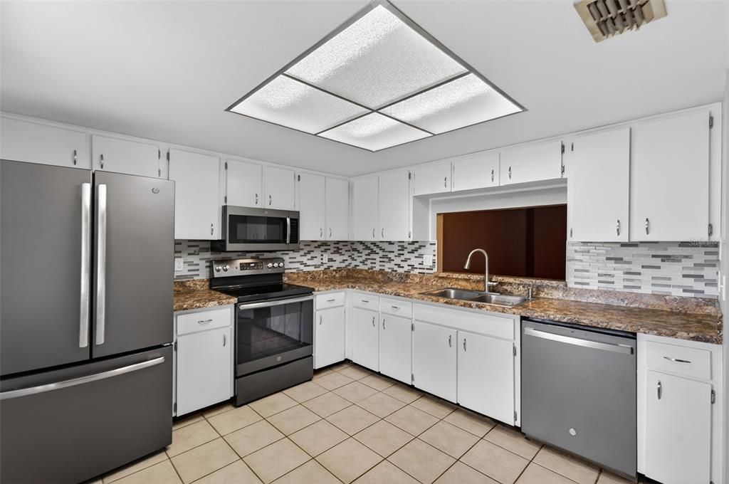 For Sale: $250,000 (2 beds, 2 baths, 1090 Square Feet)