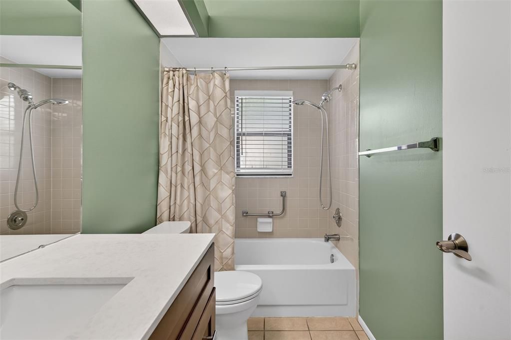 For Sale: $250,000 (2 beds, 2 baths, 1090 Square Feet)