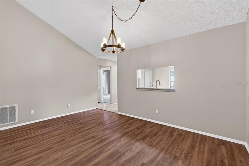 For Sale: $250,000 (2 beds, 2 baths, 1090 Square Feet)