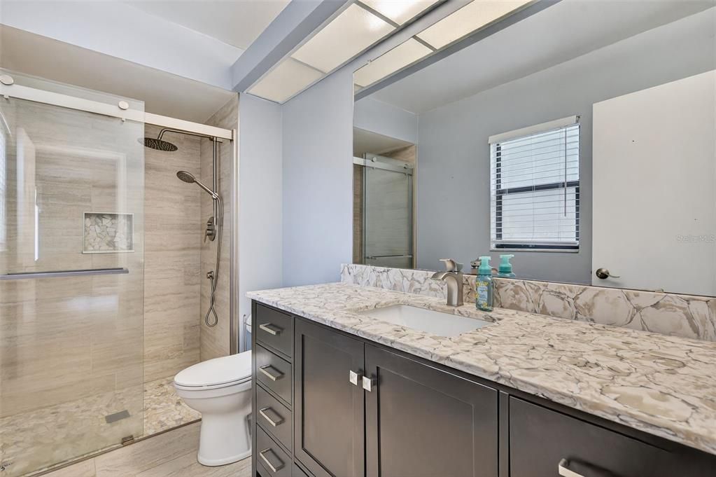 For Sale: $250,000 (2 beds, 2 baths, 1090 Square Feet)