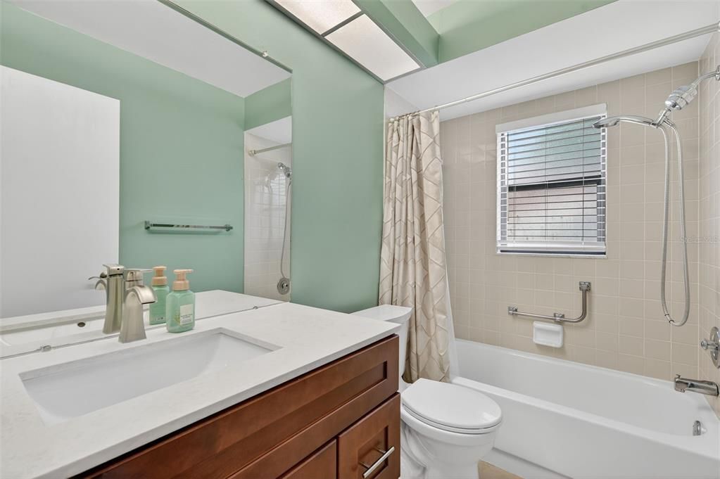 For Sale: $250,000 (2 beds, 2 baths, 1090 Square Feet)