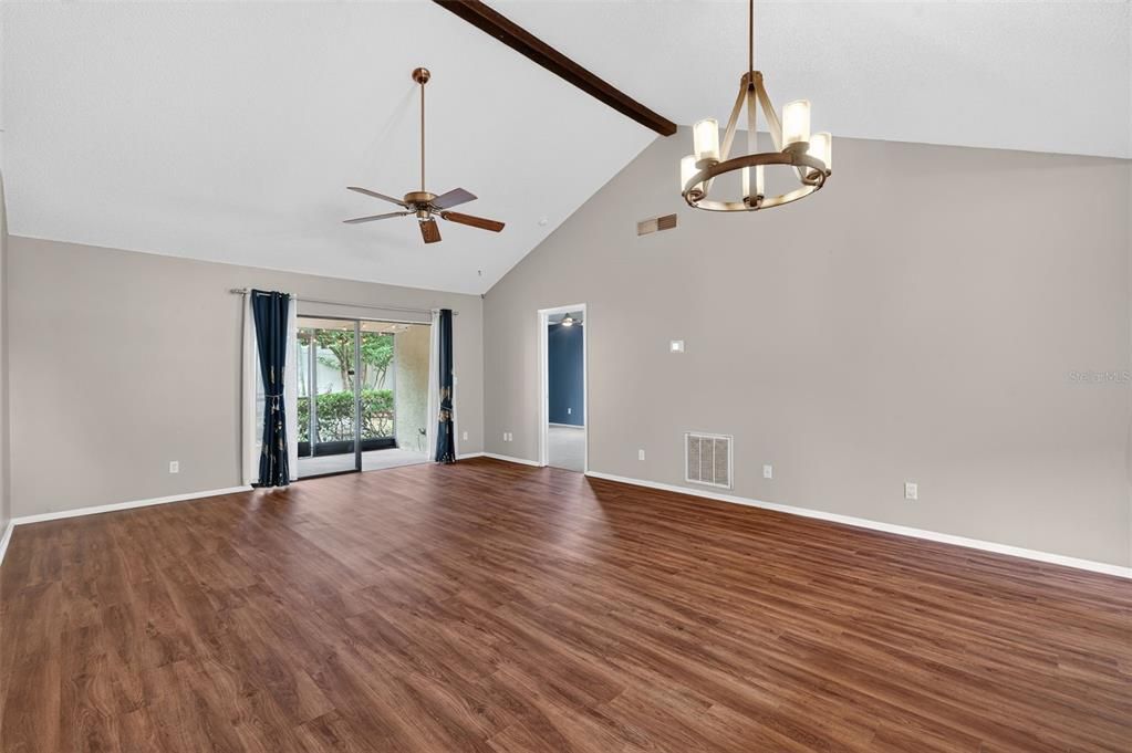 For Sale: $250,000 (2 beds, 2 baths, 1090 Square Feet)