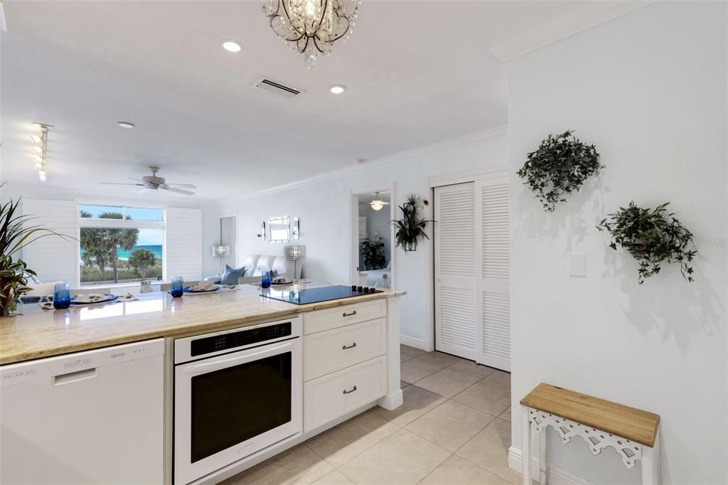 For Sale: $535,000 (1 beds, 1 baths, 855 Square Feet)