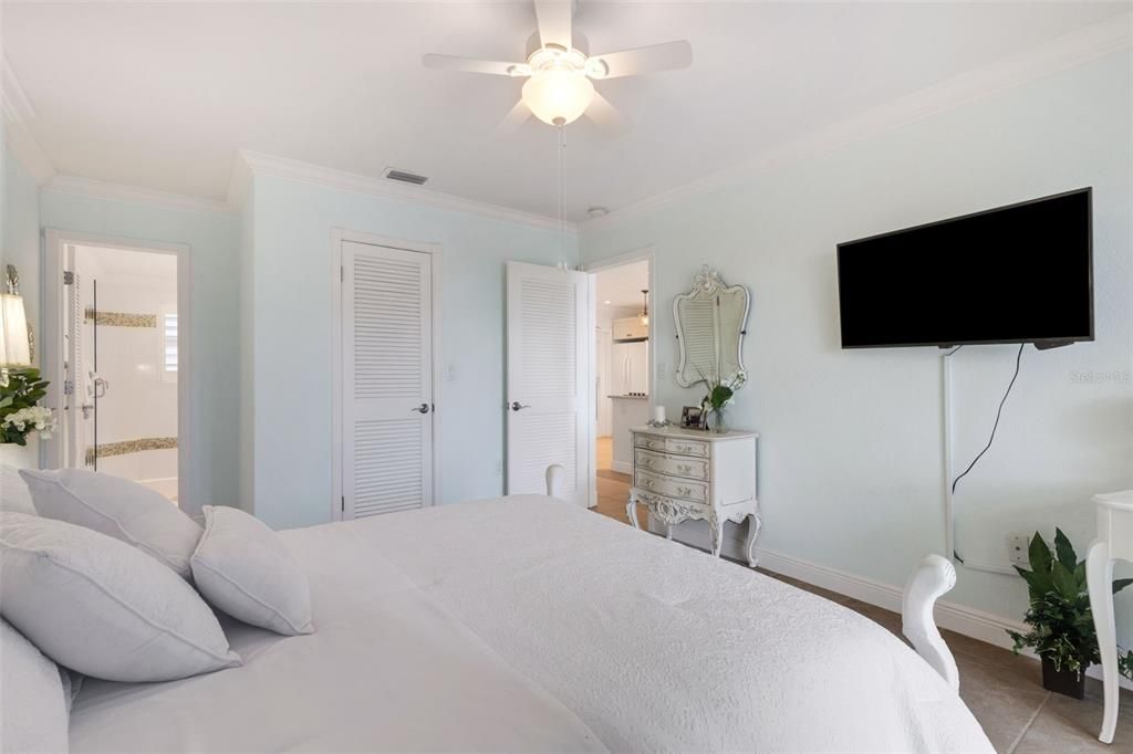 For Sale: $535,000 (1 beds, 1 baths, 855 Square Feet)