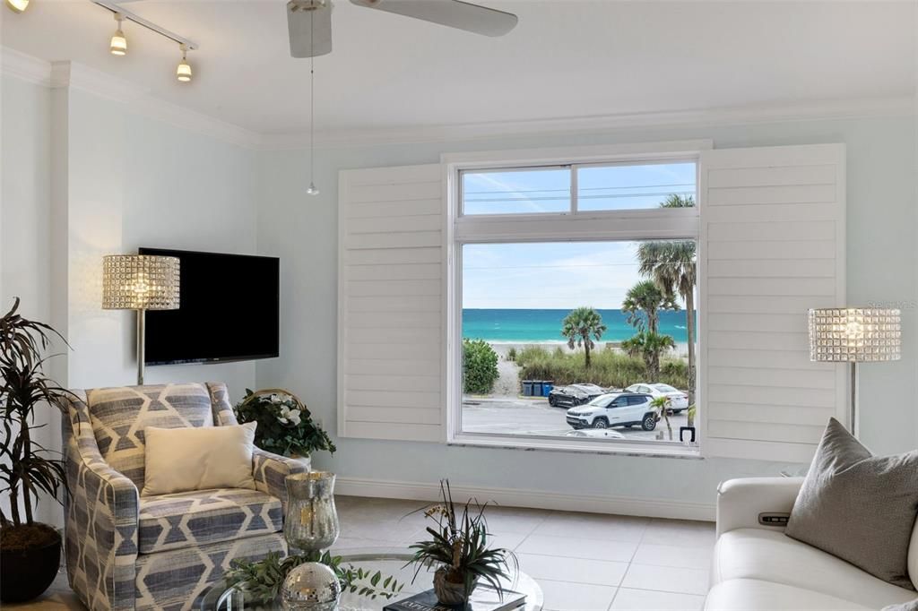 For Sale: $535,000 (1 beds, 1 baths, 855 Square Feet)