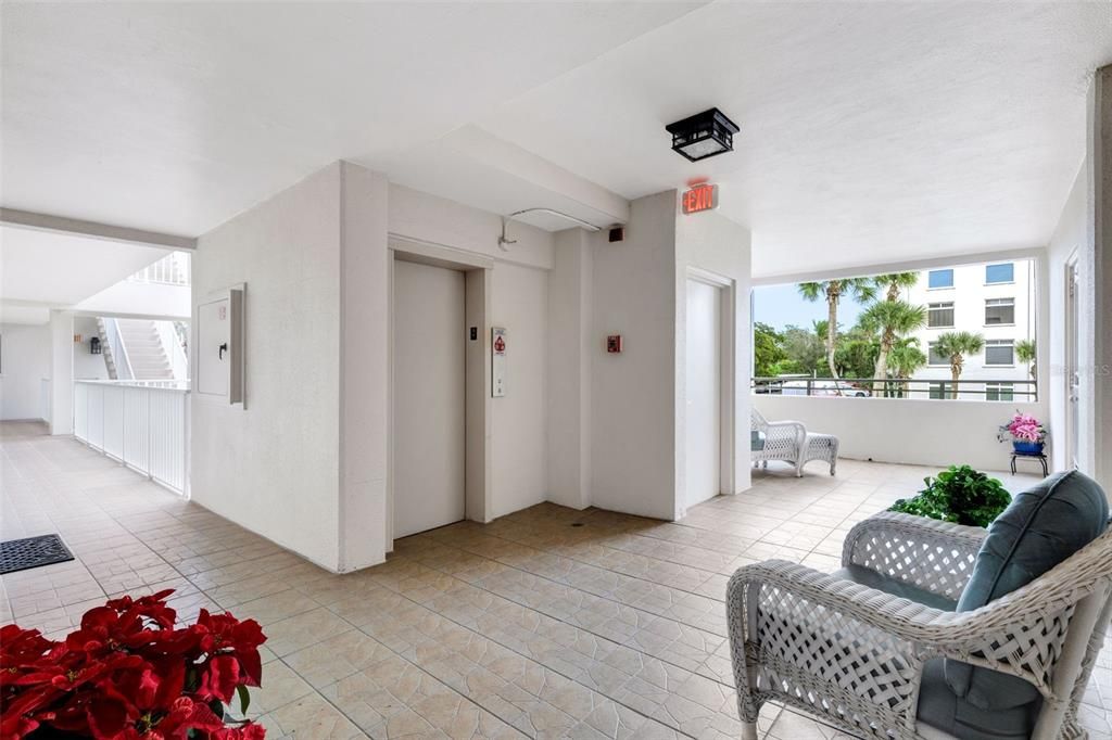 For Sale: $535,000 (1 beds, 1 baths, 855 Square Feet)