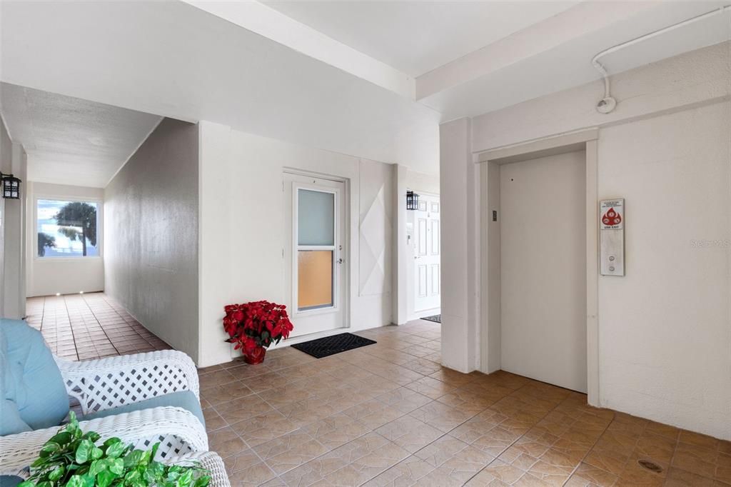 For Sale: $535,000 (1 beds, 1 baths, 855 Square Feet)