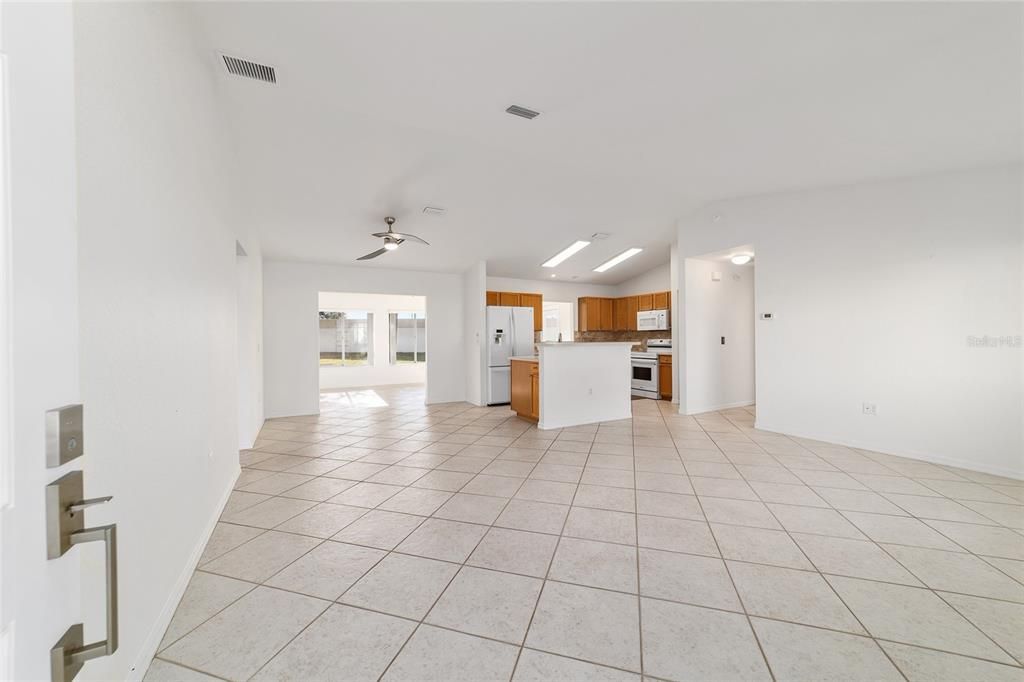 En Venta: $279,000 (2 camas, 2 baños, 1556 Pies cuadrados)