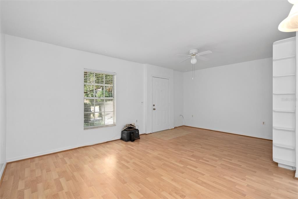 For Sale: $279,000 (2 beds, 2 baths, 1064 Square Feet)