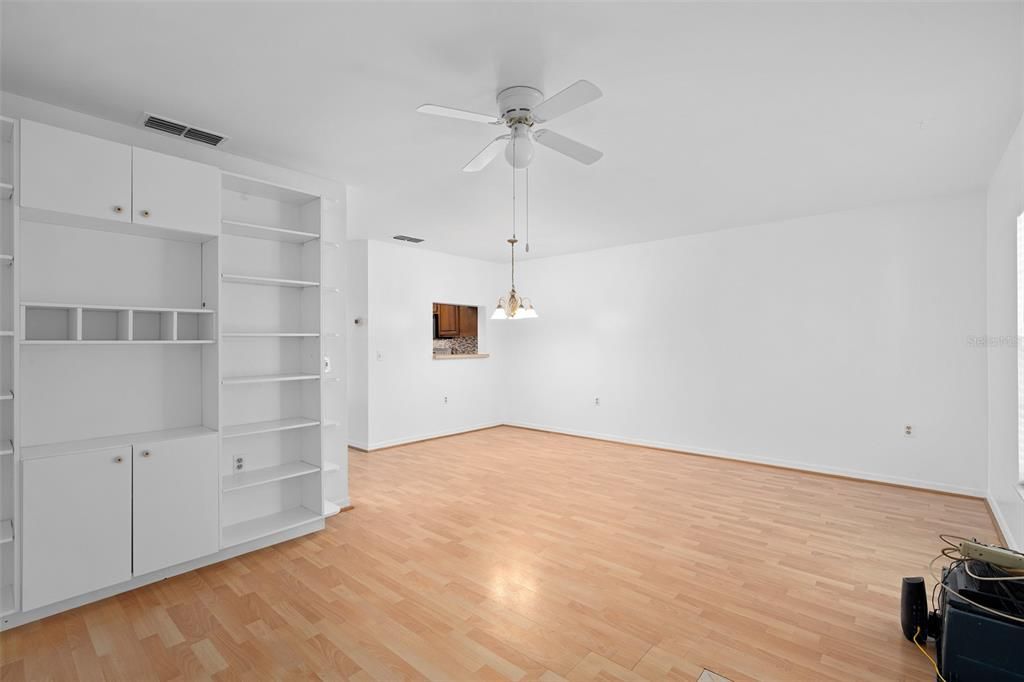 For Sale: $279,000 (2 beds, 2 baths, 1064 Square Feet)