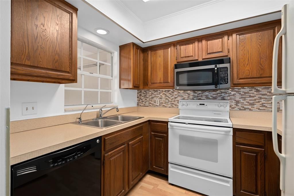 For Sale: $279,000 (2 beds, 2 baths, 1064 Square Feet)