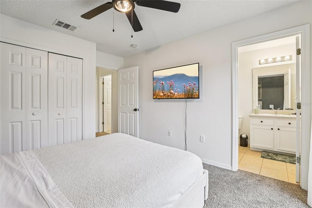 For Sale: $299,999 (3 beds, 2 baths, 1291 Square Feet)