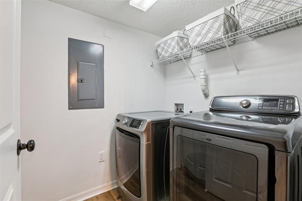 For Sale: $299,999 (3 beds, 2 baths, 1291 Square Feet)