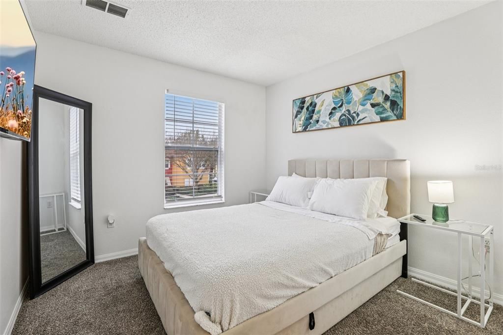 For Sale: $299,999 (3 beds, 2 baths, 1291 Square Feet)