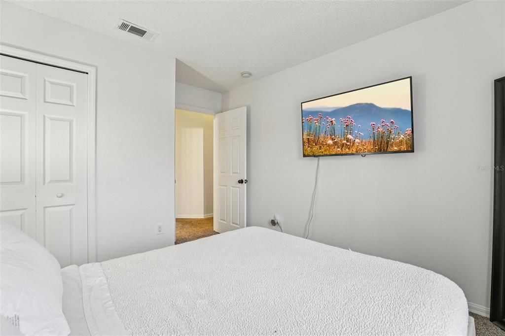 For Sale: $299,999 (3 beds, 2 baths, 1291 Square Feet)