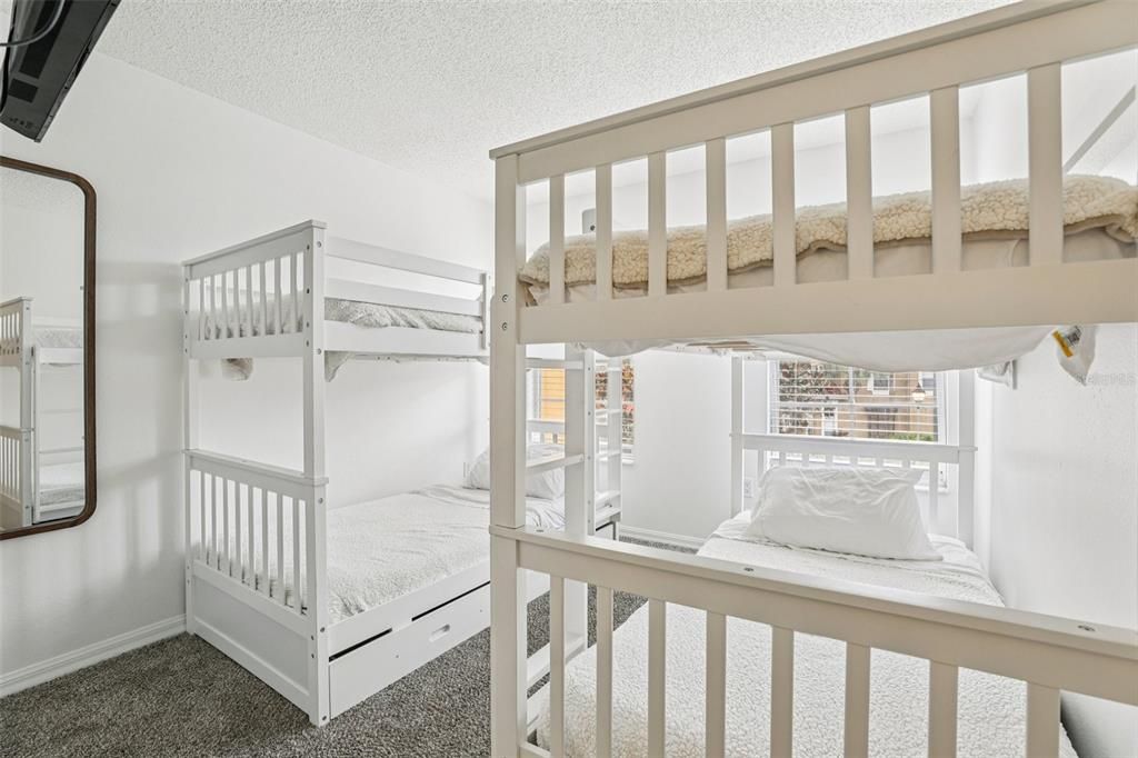 For Sale: $299,999 (3 beds, 2 baths, 1291 Square Feet)