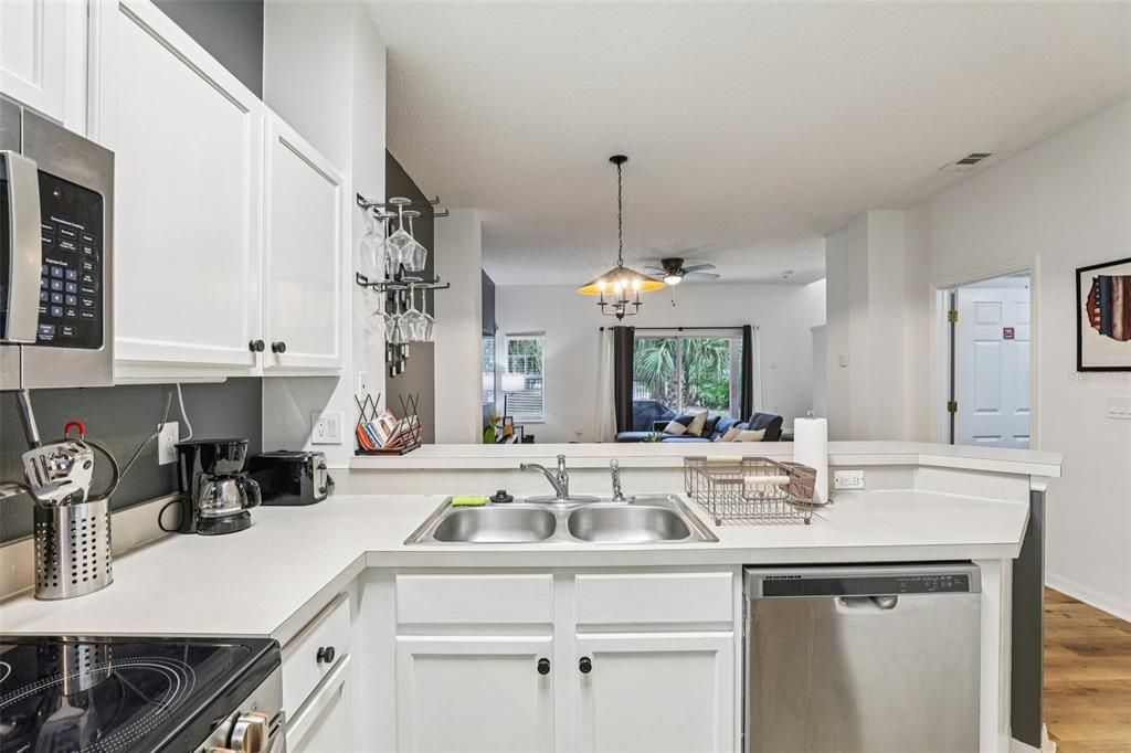 For Sale: $299,999 (3 beds, 2 baths, 1291 Square Feet)