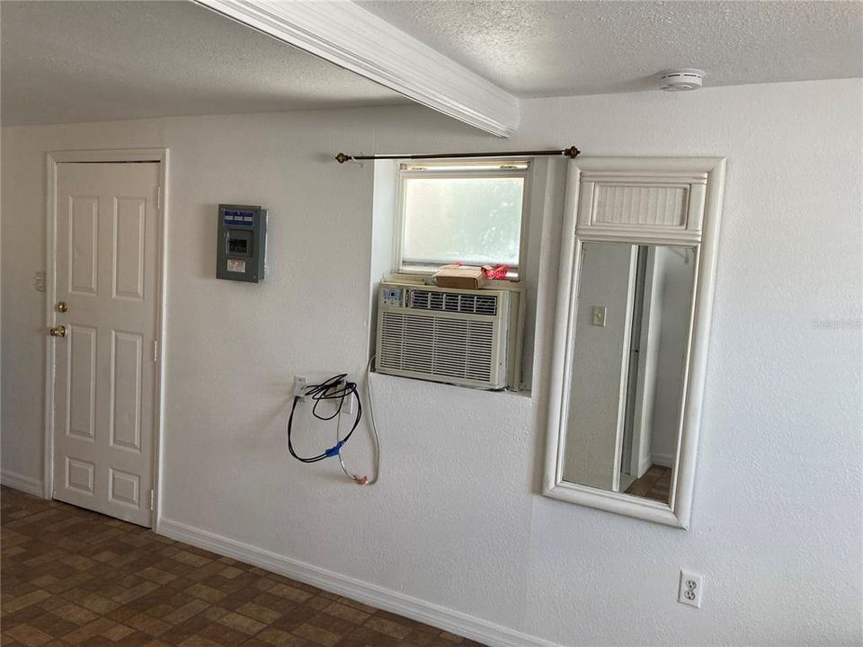 For Rent: $999 (0 beds, 1 baths, 352 Square Feet)