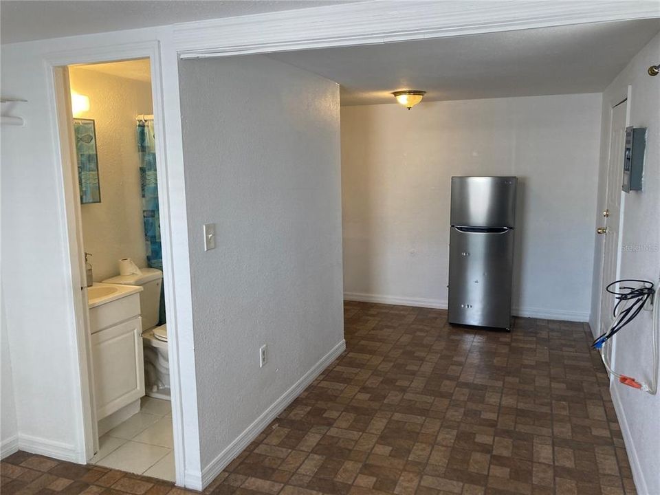 For Rent: $999 (0 beds, 1 baths, 352 Square Feet)