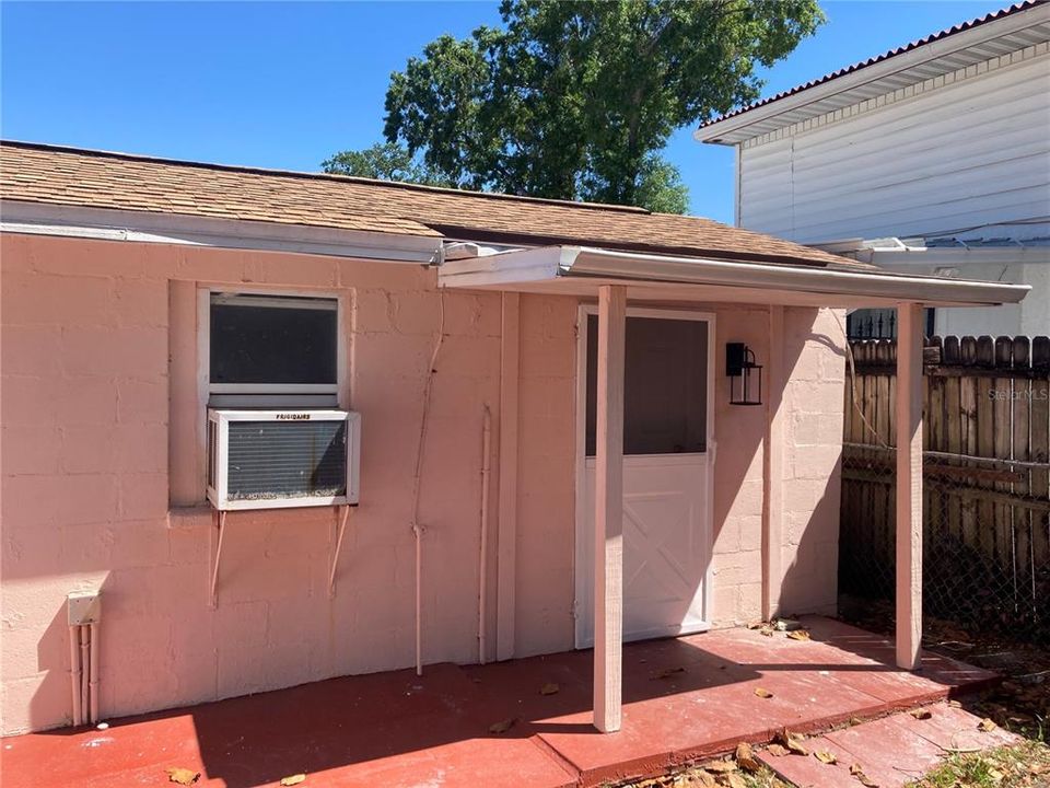 For Rent: $999 (0 beds, 1 baths, 352 Square Feet)